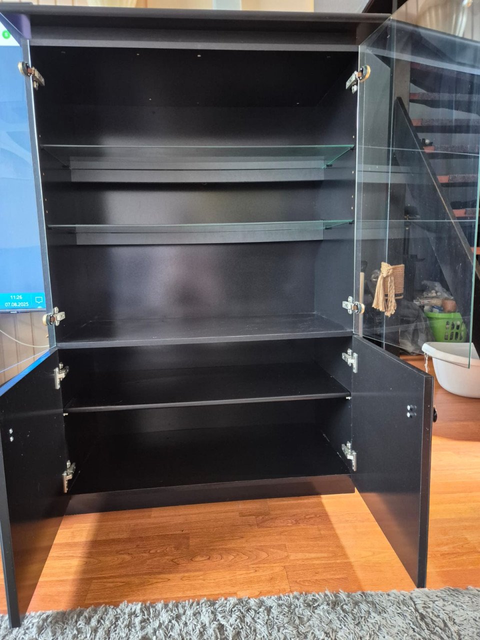 Glazen vitrinekast met verlichting