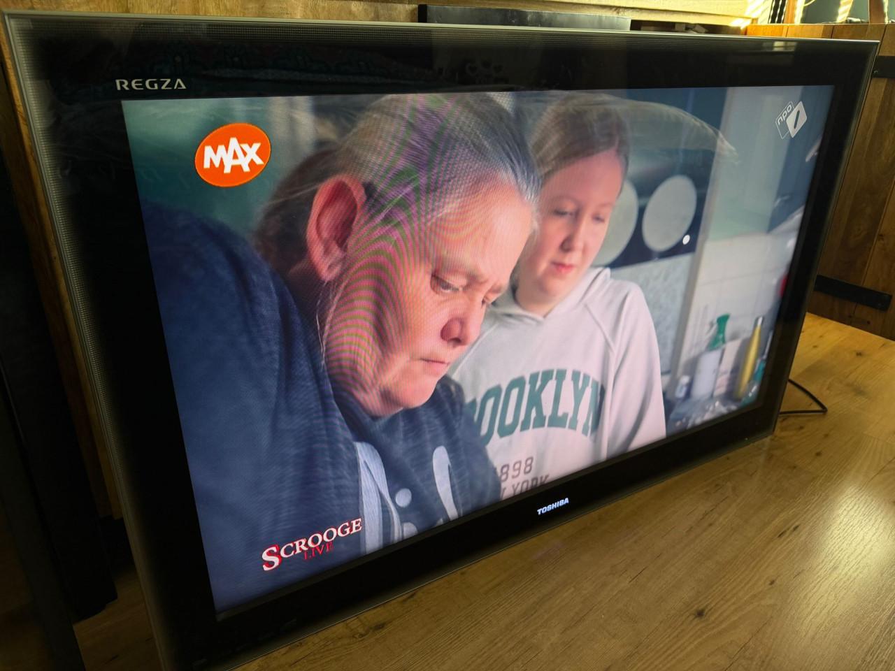 Toshiba TV met muurbeugel 136 diagonaal 115 x 72