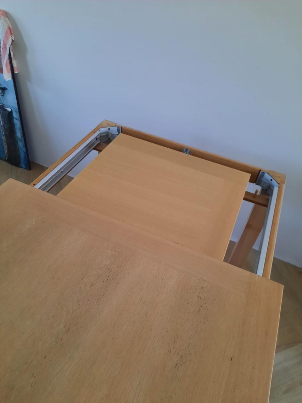 Uitschuifbare eettafel plus een bijpassende salontafel