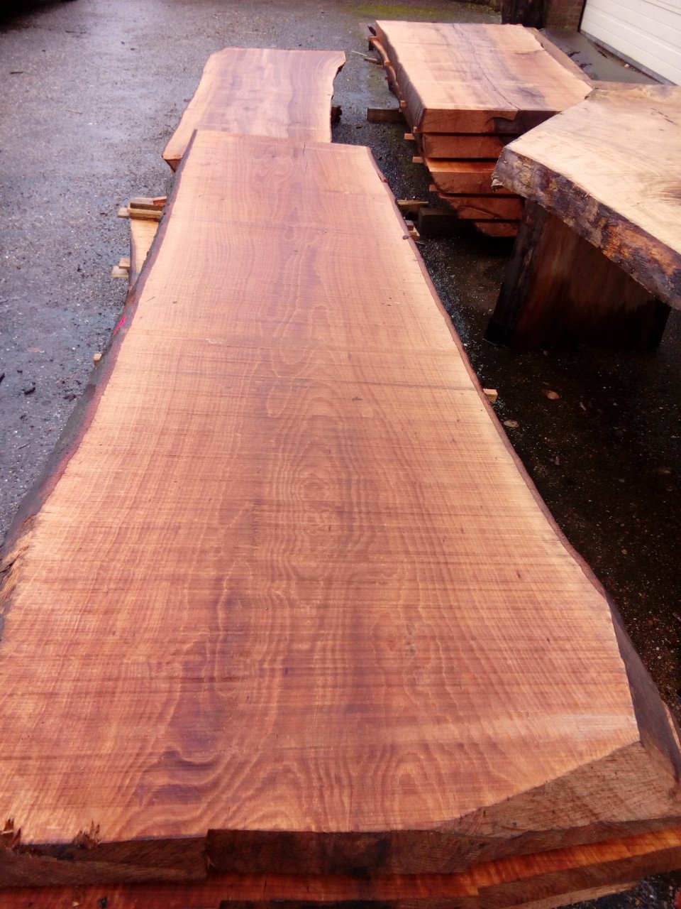 Houten tafels in Boomstamvorm, planken Tafelbladen, decoratie bartafel