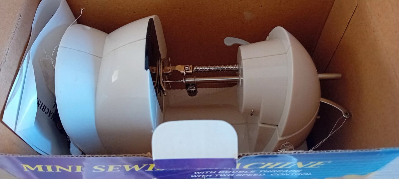 Mini naaimachine. Nieuw.
