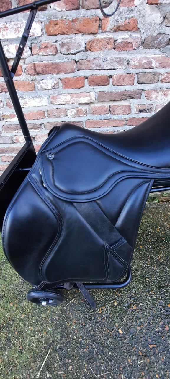 Zwart leren spring/eventingzadel 17 inch