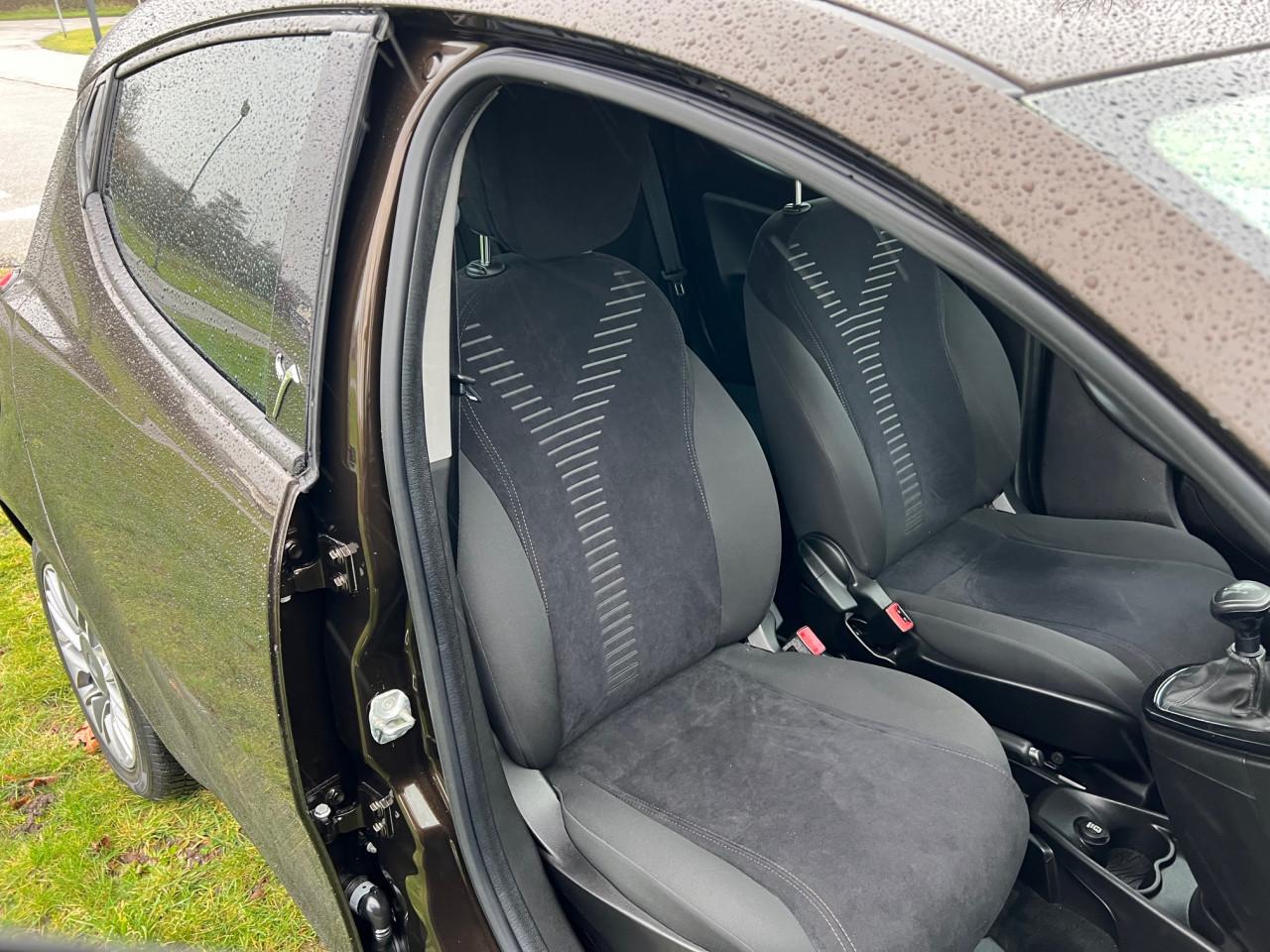 Zeer fraaie Lancia Ypsilon uit 2012 met slechts 66.000 km, Automaat!!