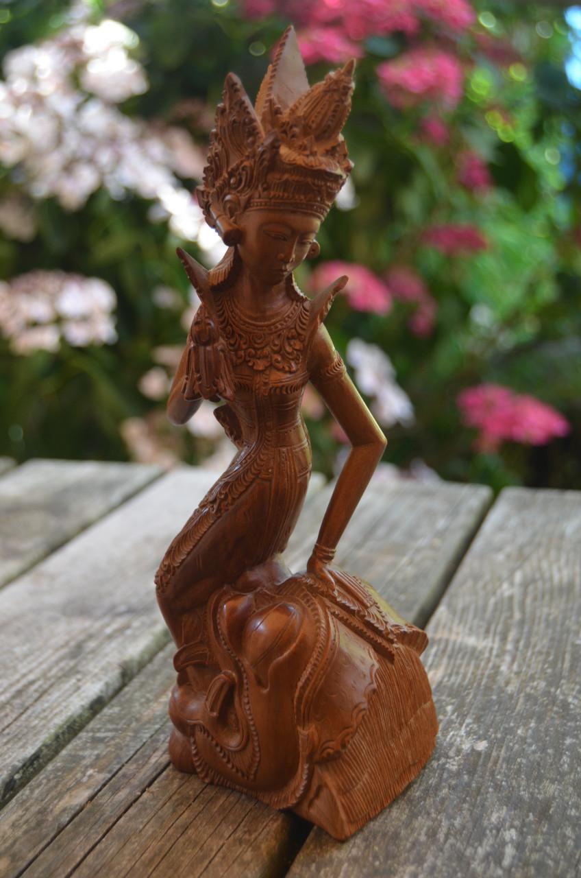 Fraai houtsnijwerk Balinese maangodin Dewi Ratih + Kala Rau