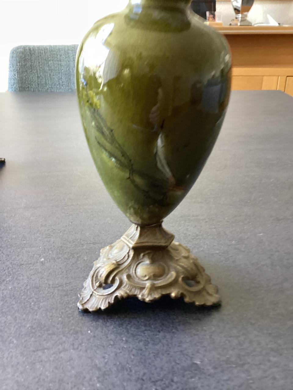Aardewerken vaasjes met motief. Art-Nouveau-stijl.  2 x.