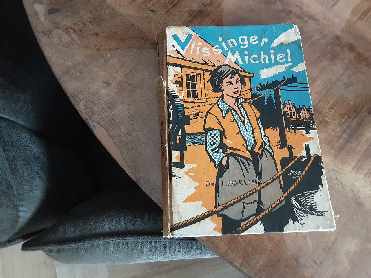 2 oude boeken .dik trom en Michiel de ruiter