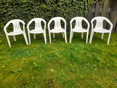 5 Tuinstoelen (stapelbaar) in goede staat!