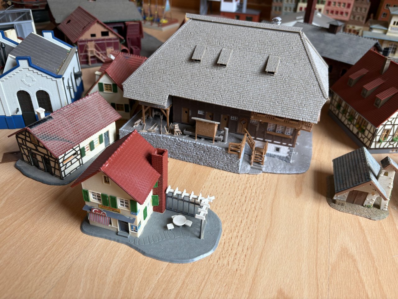 Grote set huisjes voor de modelspoorbaan. Set groen