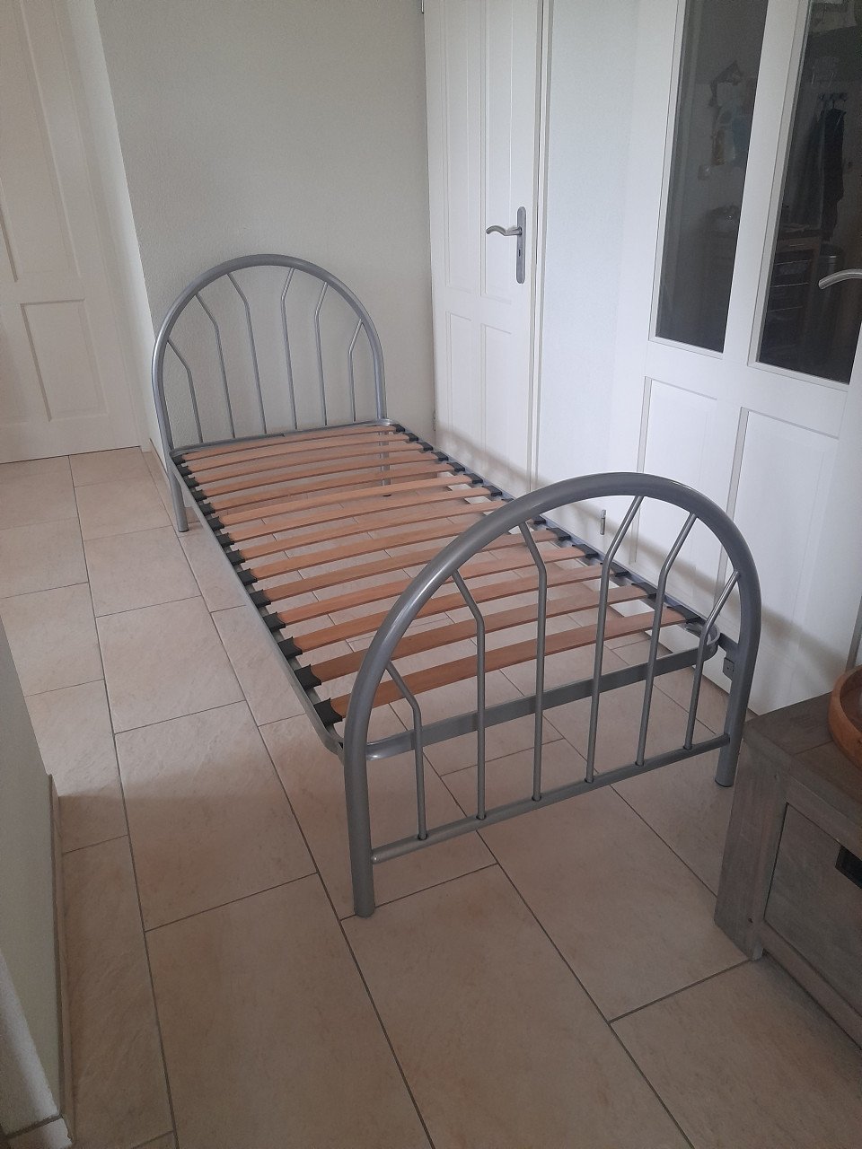 Metalen 1 persoons bed (in goede staat ) 90 x 200