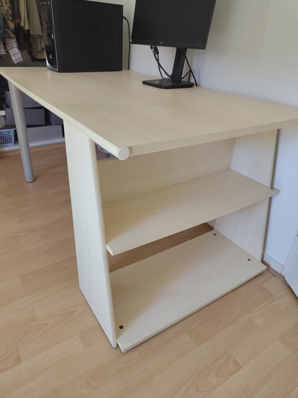Bank, eetkamerstoelen en buro