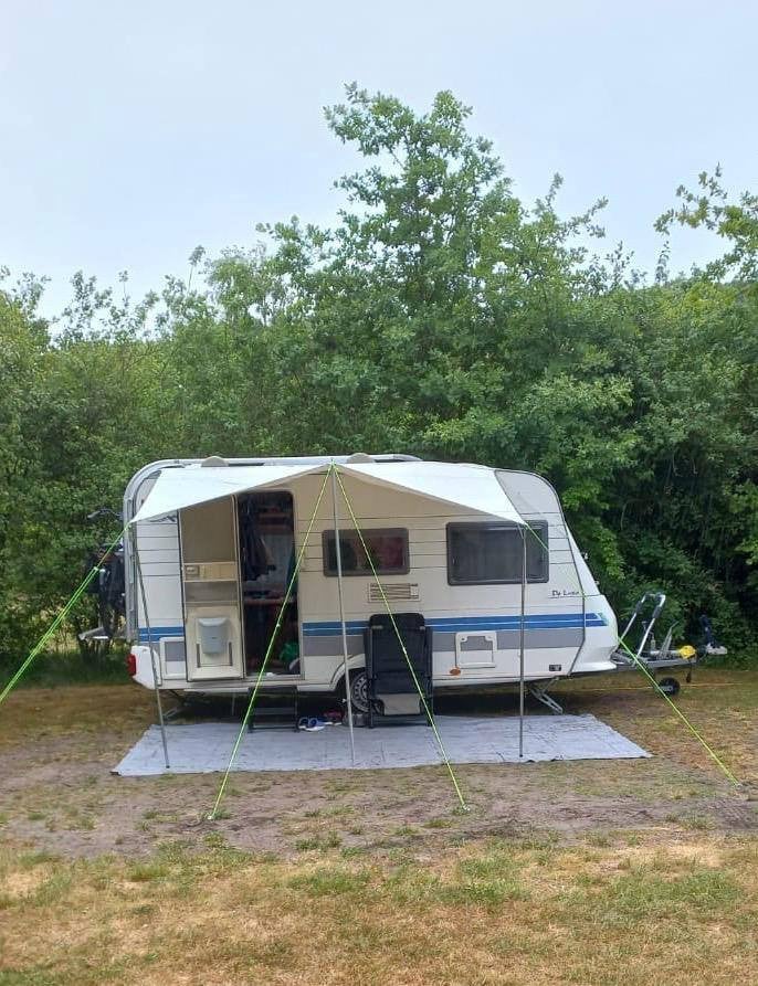 Hobby 400 SF (2001) met voortent en luifeltje