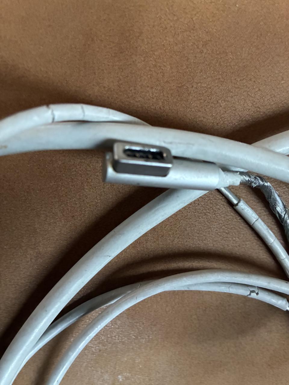 Gezocht oplader voor oude Apple laptop