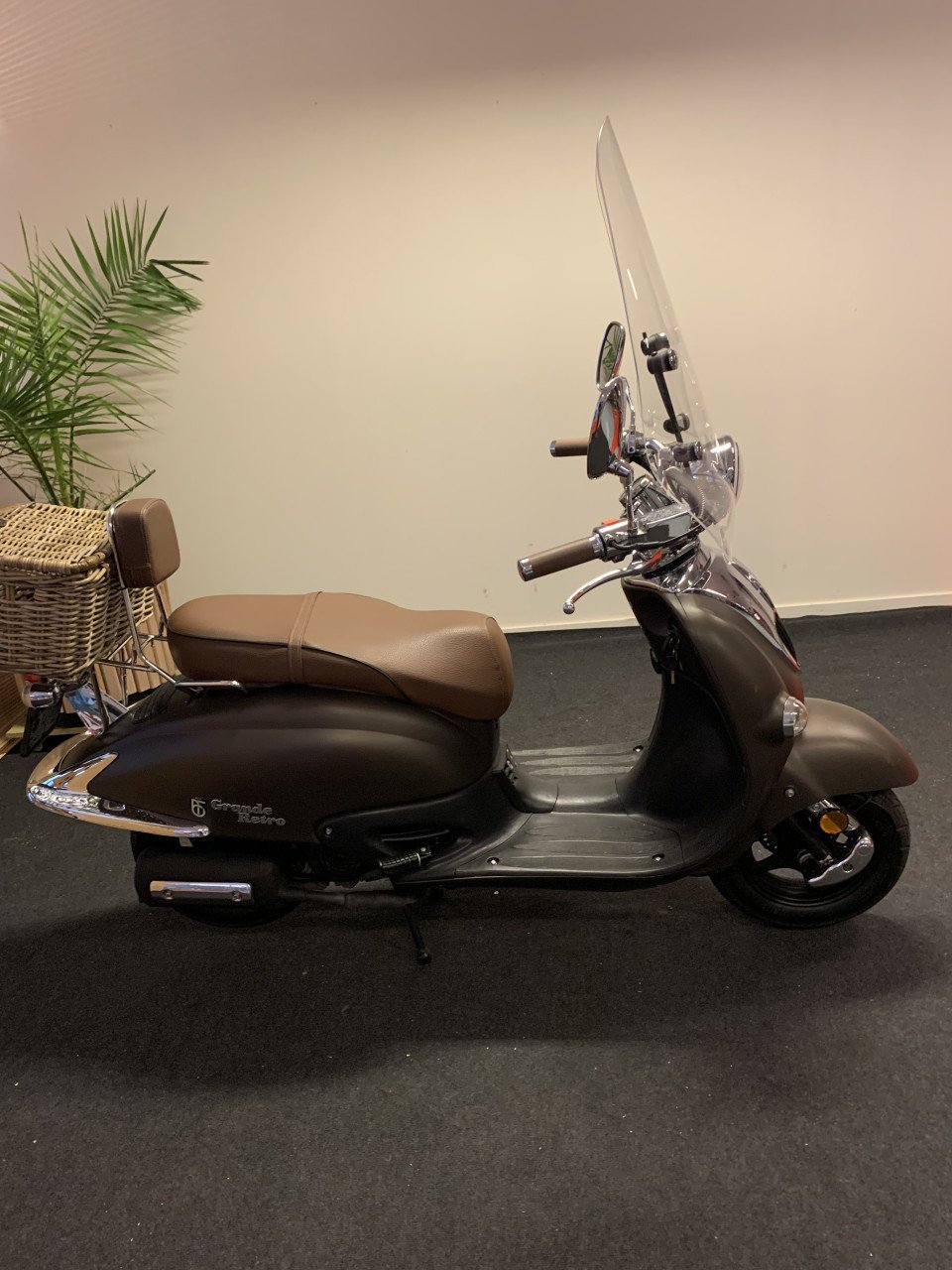 RETRO SCOOTER MET WINDSCHERM 25KM NU 795,= RIJKLAAR