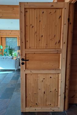 Nieuwe grenen paneeldeur met kozijn 2110 x 875 x 40 mm