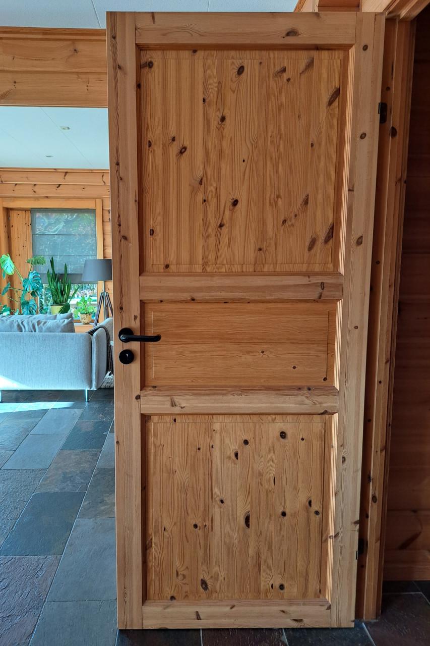 Nieuwe grenen paneeldeur met kozijn 2110 x 875 x 40 mm