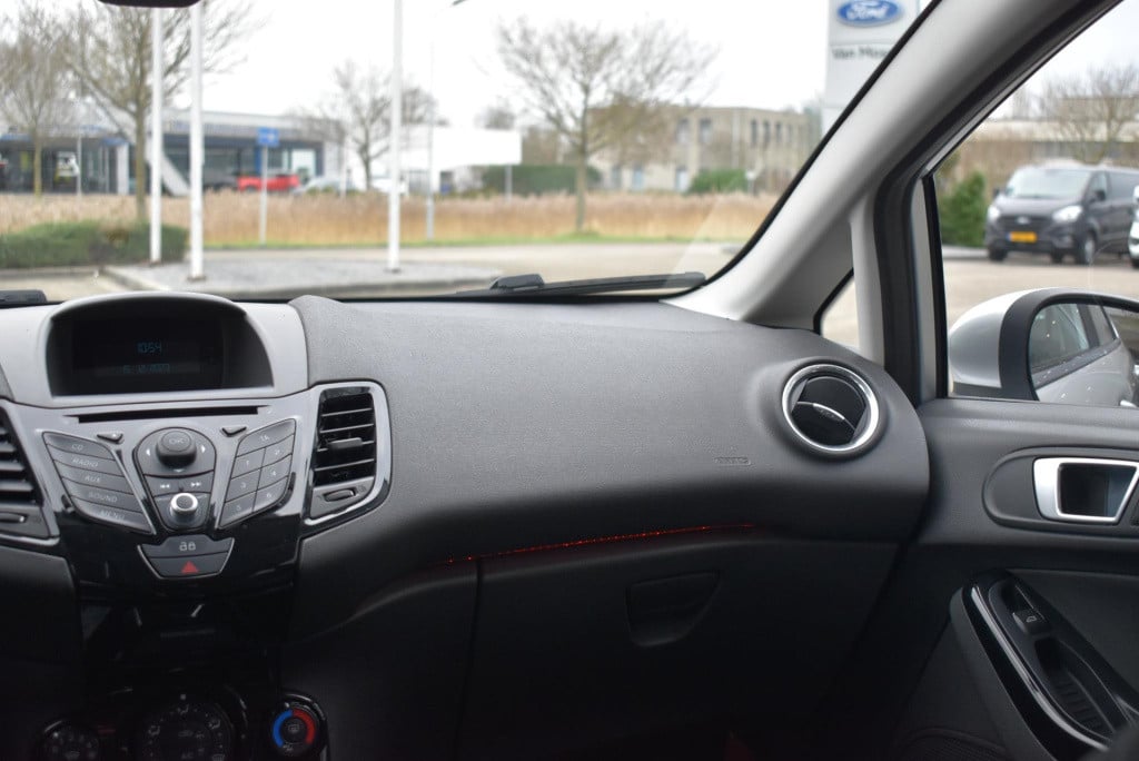 Ford Fiesta 1.0 titanium | nieuwe distributieriem | radio | airco | lichmet