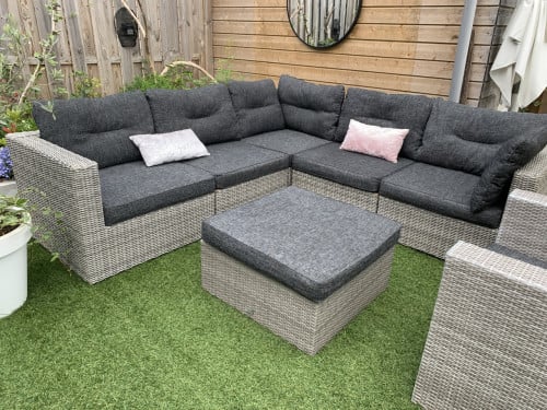Loungeset riet, met kussens en tafel en stoel