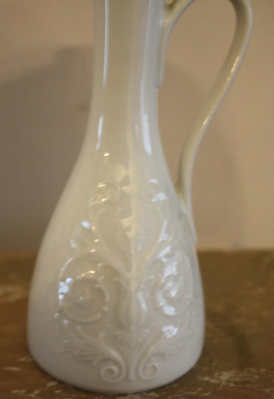 Witte vaas met bewerking en oor