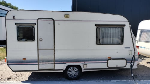 Adria caravan met voortent