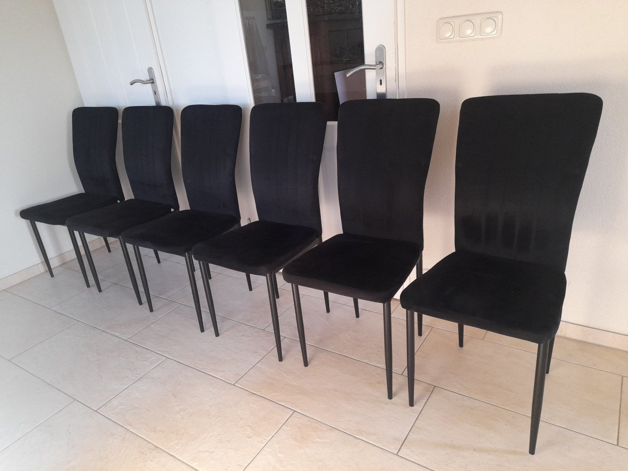 6  Zwarte Stoelen ( in goede nette staat)