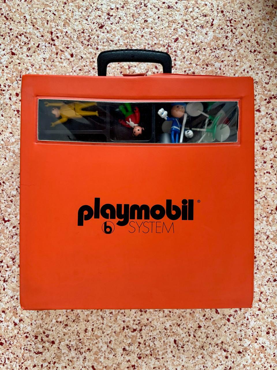 Vintage oranje Playmobil koffer met inhoud uit jaren 70