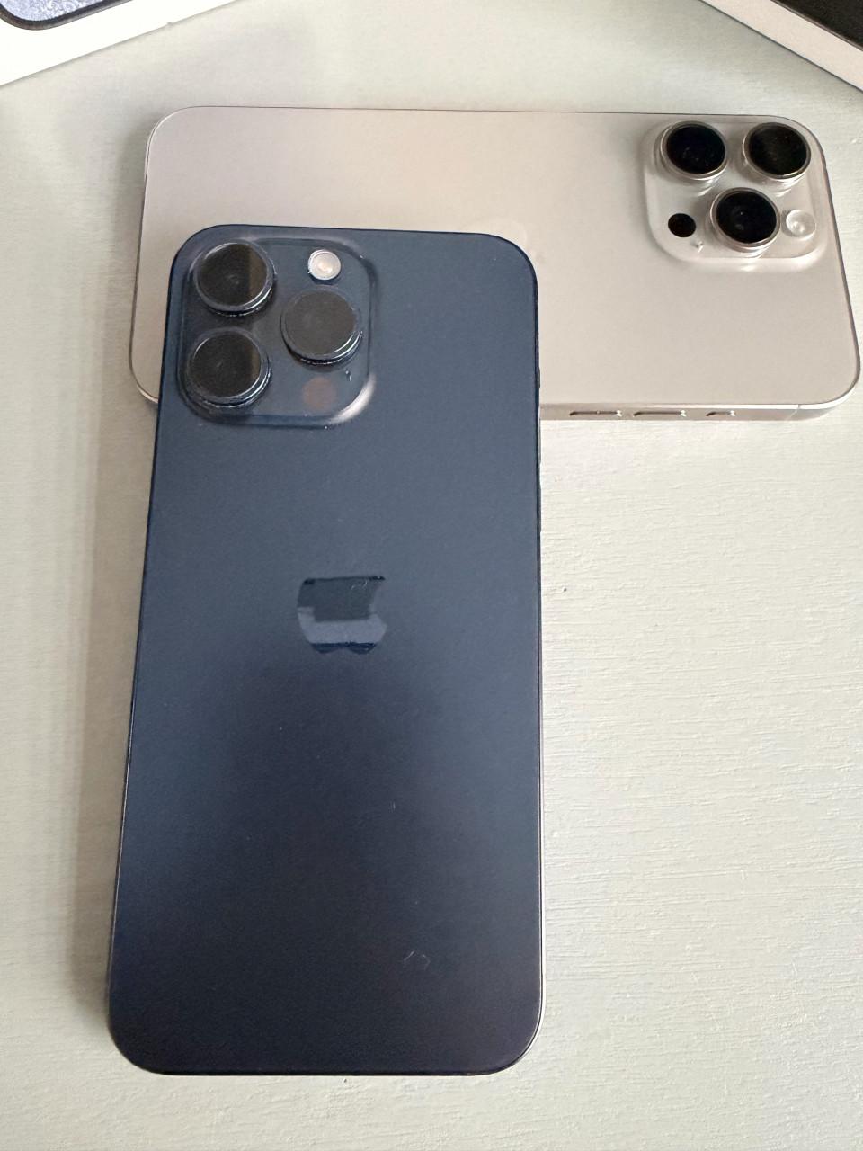 2x iPhone 15 Pro Max 256GB - Zo goed als nieuw!