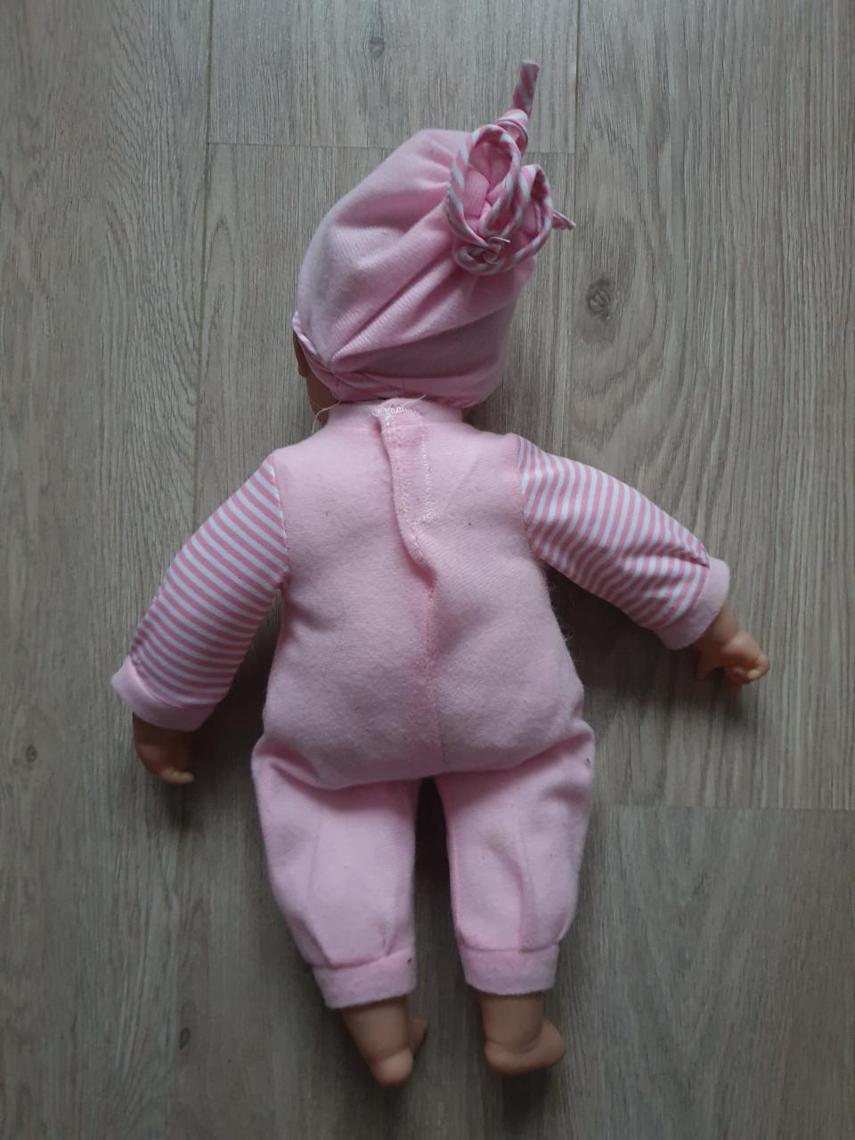 Babypop met geluiden.