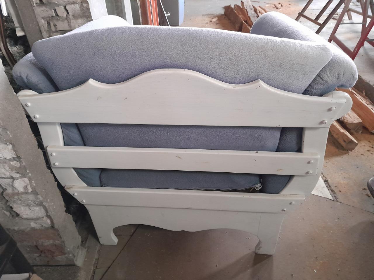 Wit houen fauteuil met losse kussens