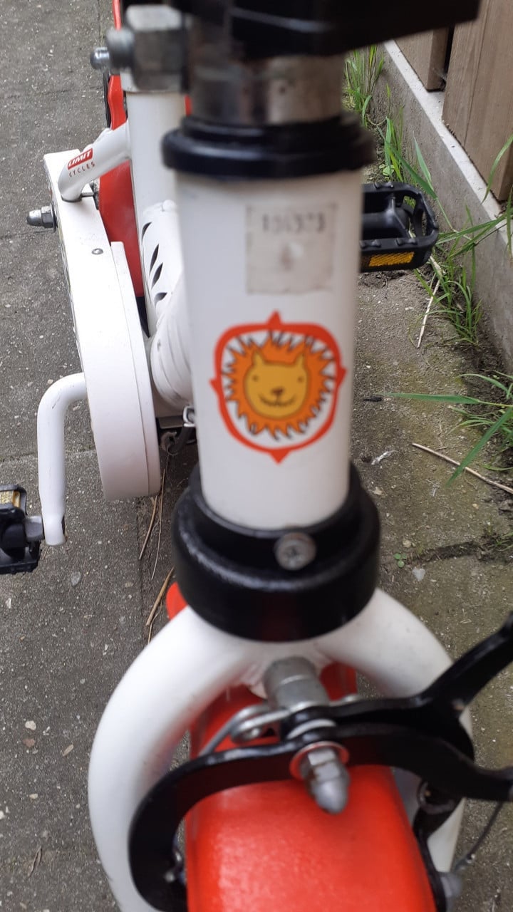 3 x Kinderfietsjes 16 inch / 12 inch & 10 inch & 2 x Loopfietsjes
