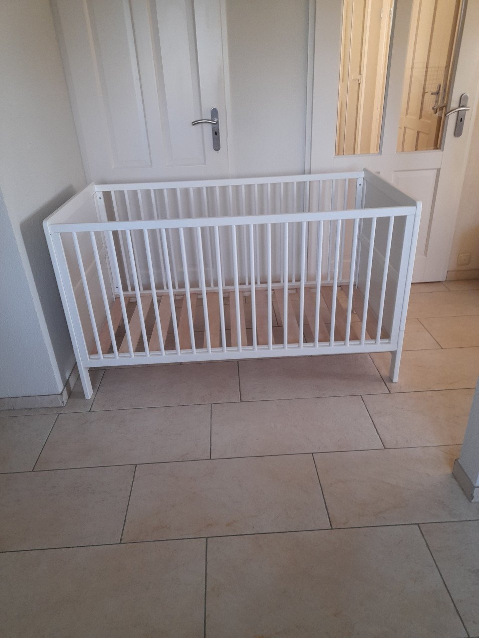 Leuk wit Peuter bed 70 x 140  x 82H   ( in goede staat )