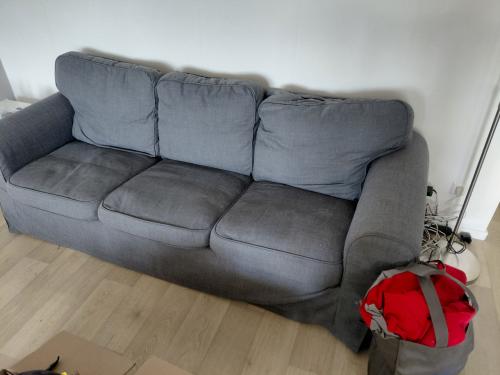Ektorp 3-zits bank grijs met extra rode hoes