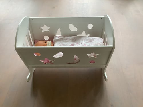 Stevig leuk schommel poppenbedje inclusief beddegoed