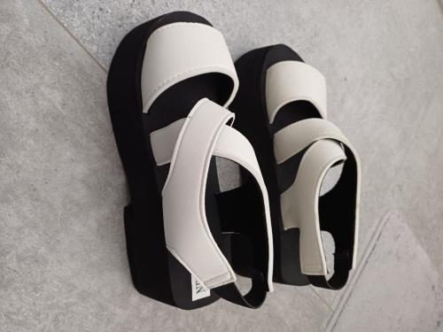 Dames sandalen plateau zolen  (  NIEUW )