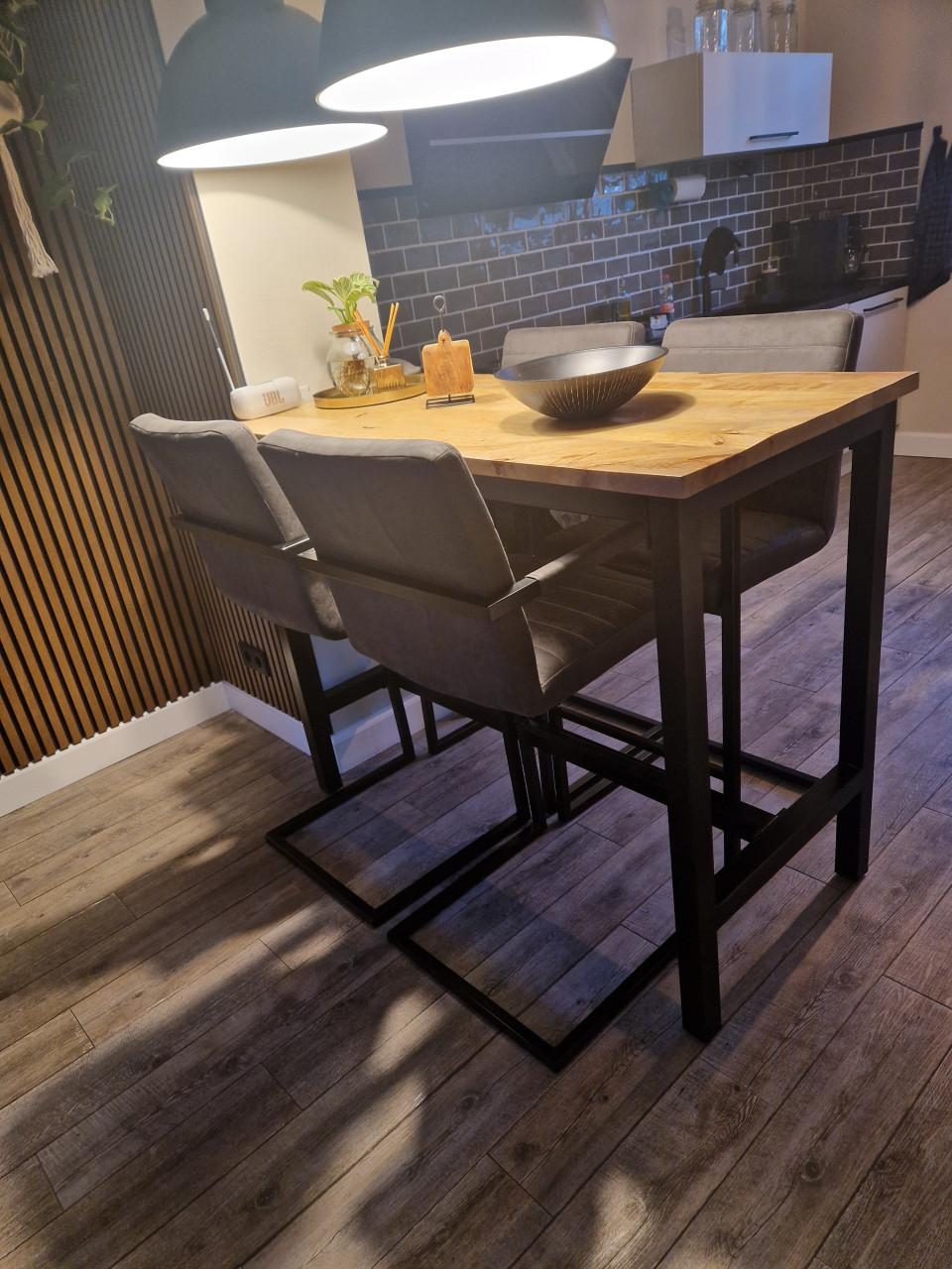 Bartafel met stoelen