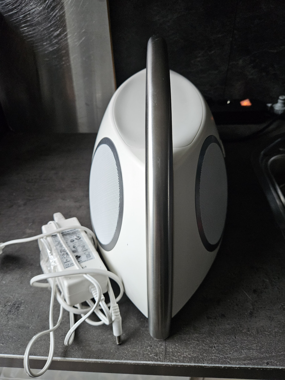 Zgan prachtige witte harman kardon go en play bluetooth speaker...
