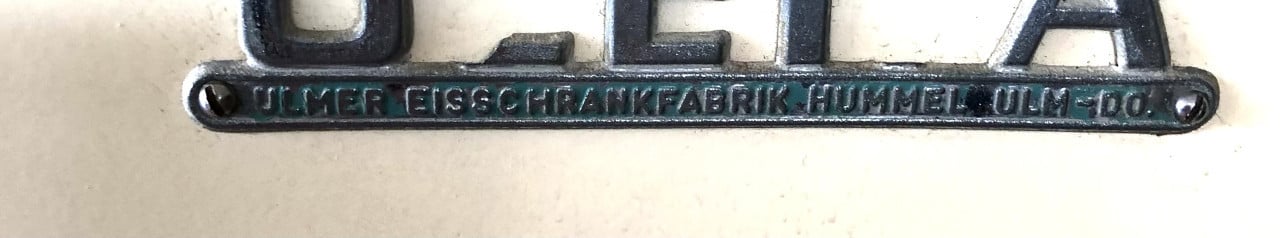 Oude vintage Amerikaanse stijl koelkast met houten legplanken