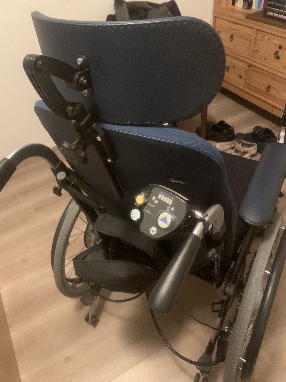 Rolstoel elektrisch voor en achter te bedienen
