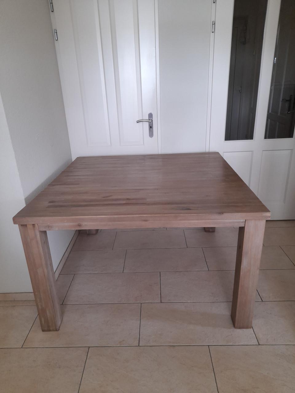 Prachtige Massief houten  tafel 130 x 130 x 71,5 H (in goede nette staat )
