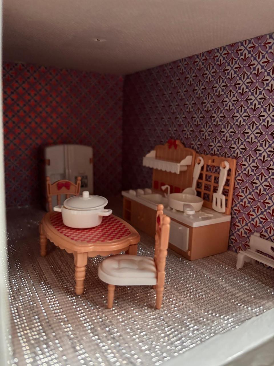 Te koop poppenhuis drie losse elementen