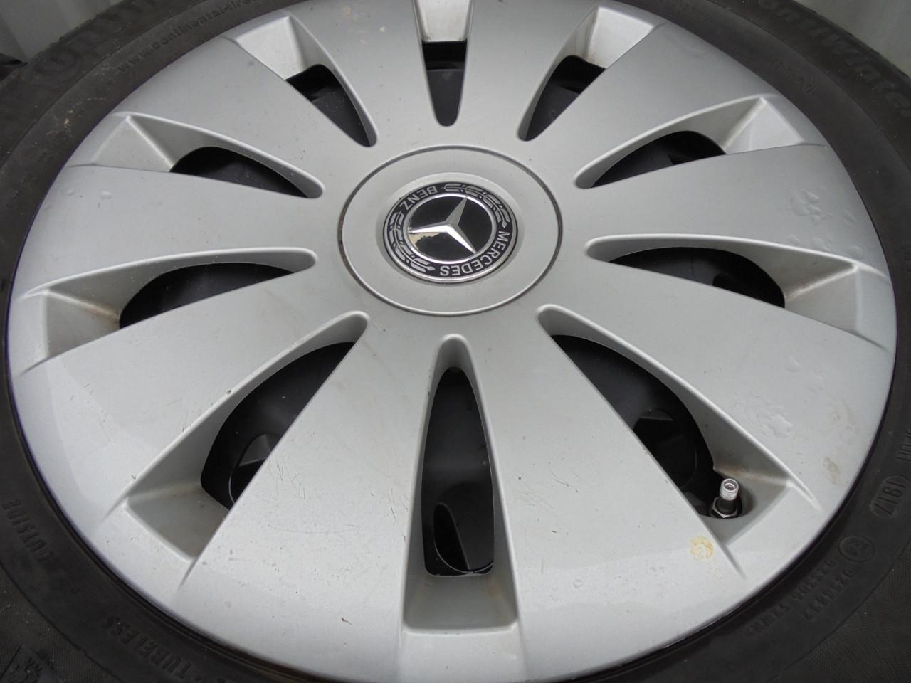 Winterbanden set Continental 215/60R17op stalen velg komen van Mercedes GLA