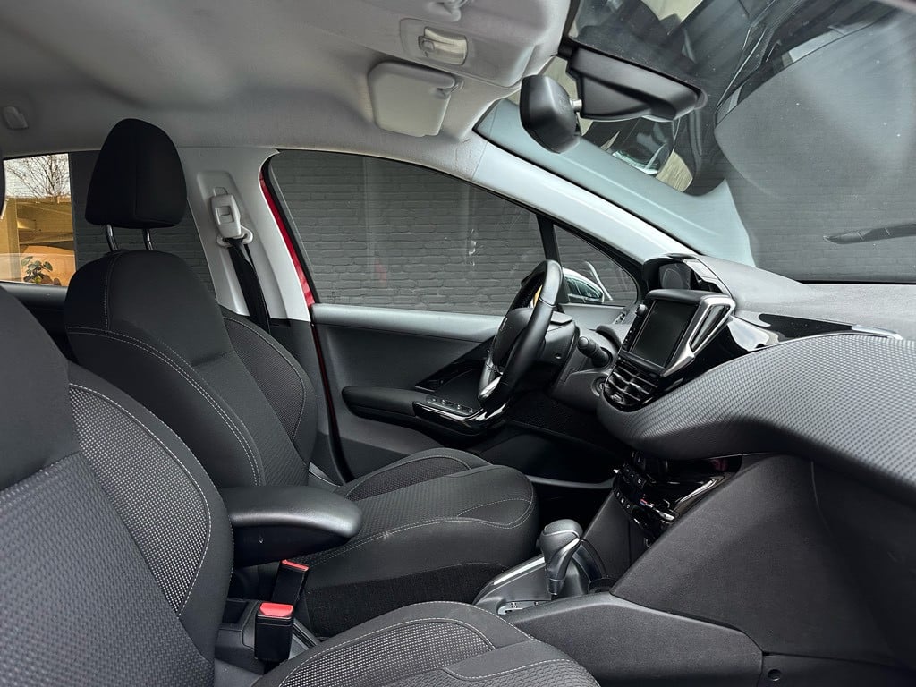 Peugeot 208 1.2t première // automaat //