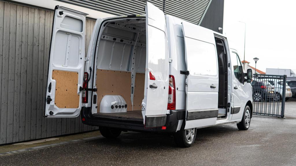 Renault Master t35 2.3 dci 135 l2h2 comfort | camera | vloerplaat | navigat