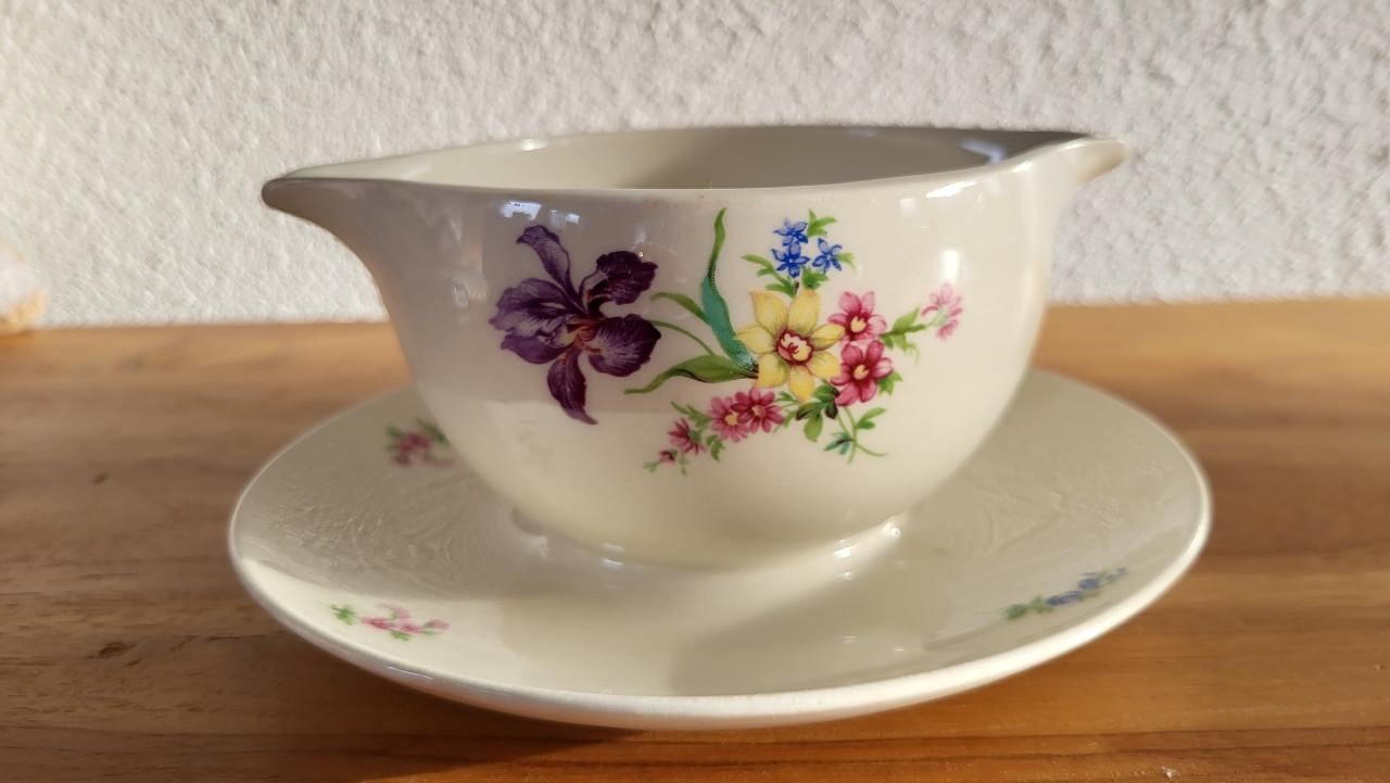 P. Regout Maastricht sauskom met bloemendecor (Pioenroos)