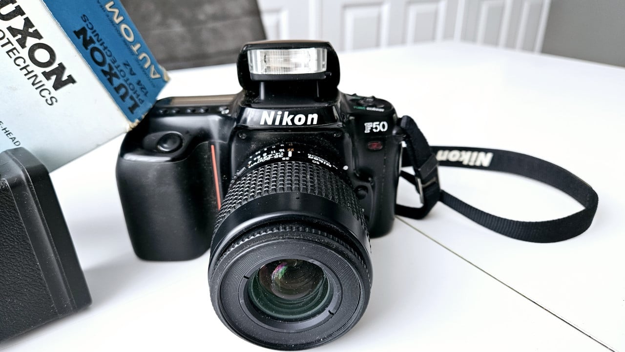 Nikon F50 analoge camera met lens + flitser + filmrolletje