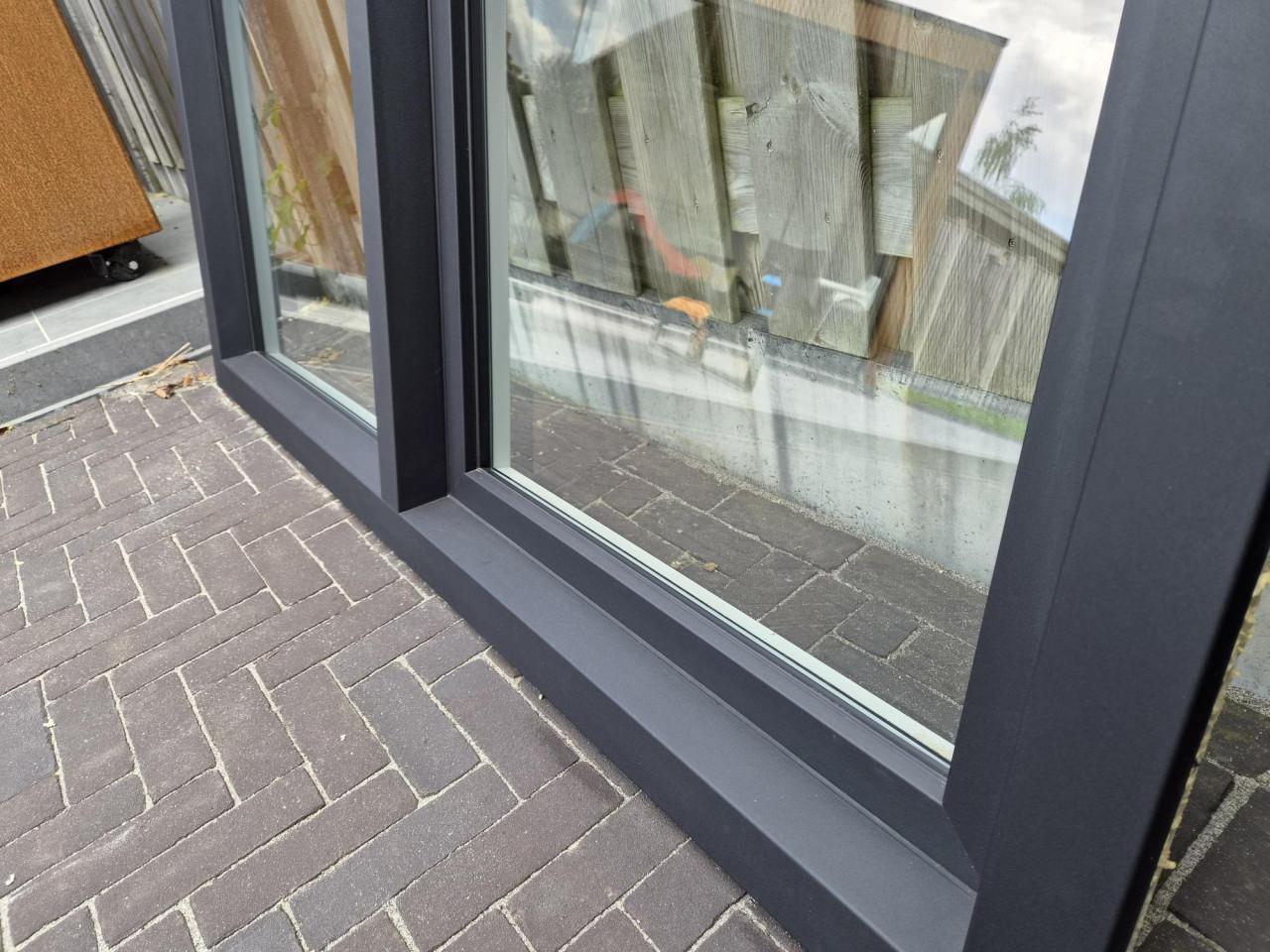 2x Zwarte Kunststof Kozijnen Merk Kochs
