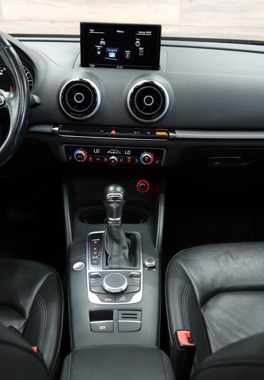 Audi A3 limousine 1.8 tfsi | panorama | leder | camera | pdc |