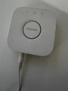 Philips HUE Bridge 2.1 met twee kleurenlampen e27 en twee schakelaars