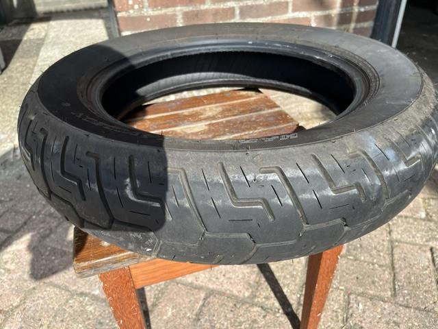 Harley  Davidson  achterband  goed profiel  +/- 875 KM mee gereden