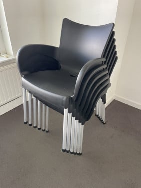 Mooie stapelstoelen van kunststof, zwart.