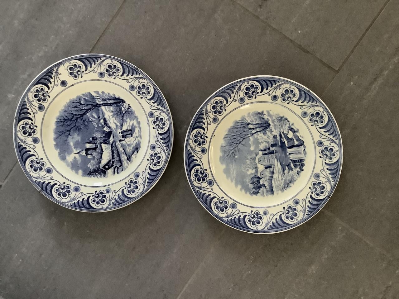 Twee bordjes van Societe Ceramique Maestricht